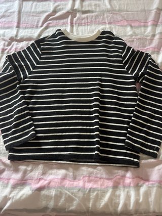 Camiseta larga de rayas blancas y negras