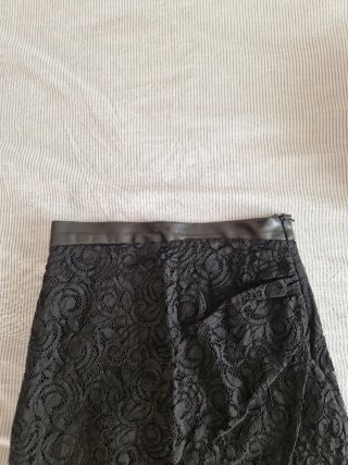 Falda corta de encaje negra