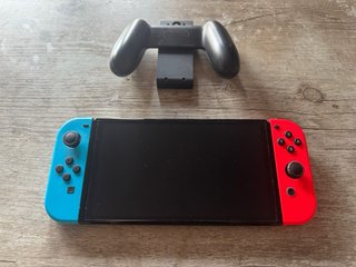 Nintendo Switch OLED + Mando Extra