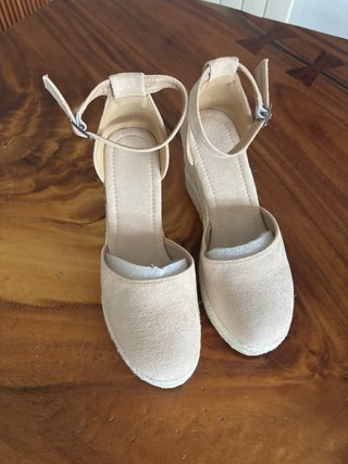 Sandalias cuña beige