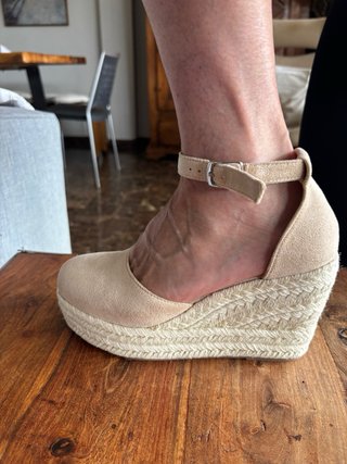 Sandalias cuña beige
