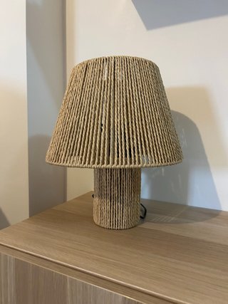 Lámpara de mesa de yute
