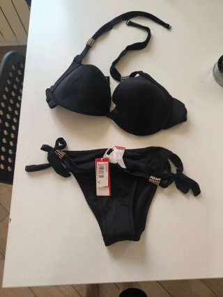 Costume da bagno nero con gioielli