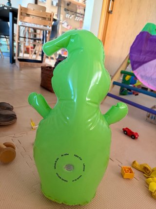 Juguete Gusiluz inflable con agua y pelotas