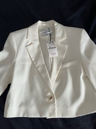 Americana corta Stradivarius blanca