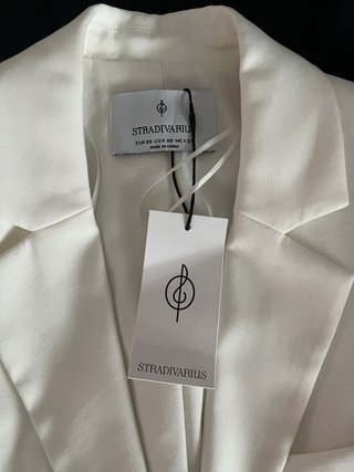 Americana corta Stradivarius blanca