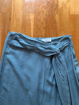 Falda larga azul con nudo
