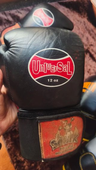 Conjunto de boxeo: guantes, casco, espinilleras.