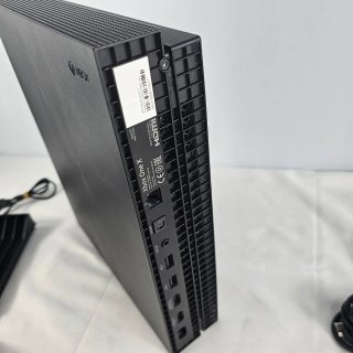 Xbox One X + Accessori Neri