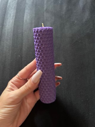Vela morada con diseño de panal