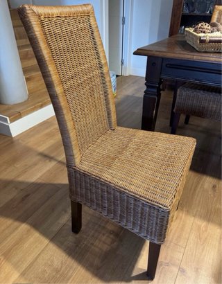 Mesa comedor y 6 sillas de madera y mimbre