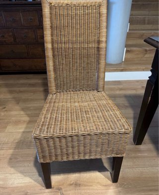 Mesa comedor y 6 sillas de madera y mimbre