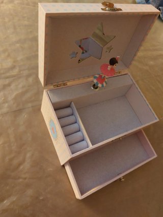 Caja música bailarina con cajón