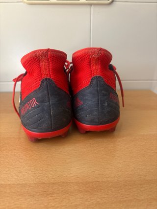 Zapatillas de fútbol negras y rojas