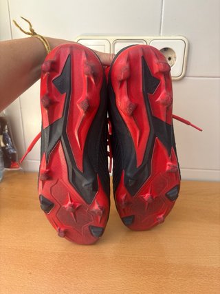 Zapatillas de fútbol negras y rojas