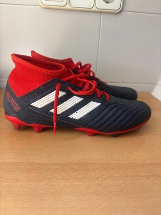 Zapatillas de fútbol negras y rojas