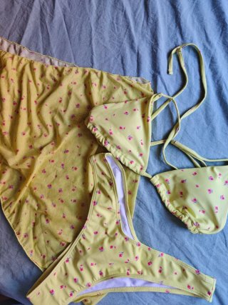 Bikini amarillo con pareo floral
