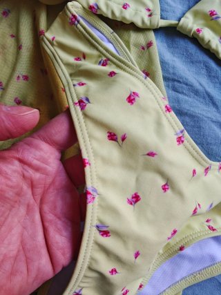Bikini amarillo con pareo floral