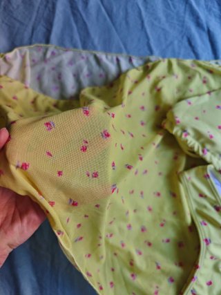 Bikini amarillo con pareo floral