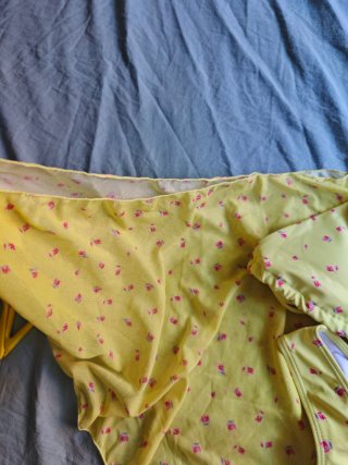 Bikini amarillo con pareo floral