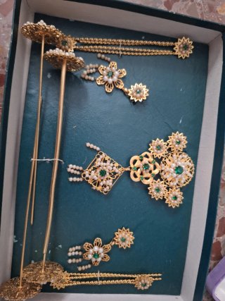 Traje de Fallera con bordados dorados