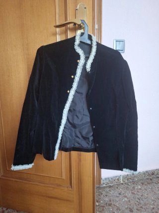 Traje de Fallera con bordados dorados