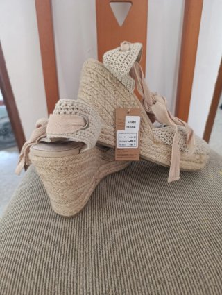 Sandalias cuña crochet beige