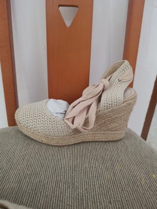 Sandalias cuña crochet beige