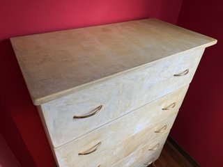 Cómoda con toque vintage beige y dorada de madera