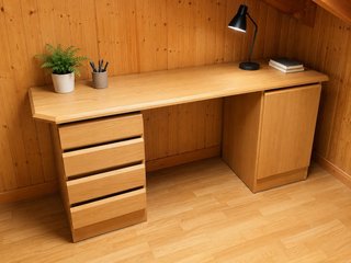 Escritorio de madera con cajones