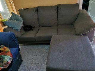 Sofá de tela gris