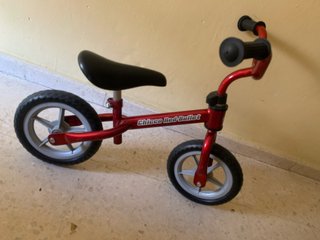 Bicicleta de equilibrio roja