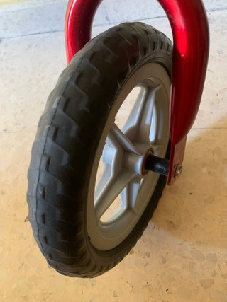 Bicicleta de equilibrio roja