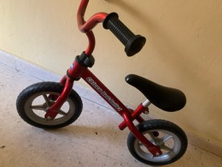 Bicicleta de equilibrio roja