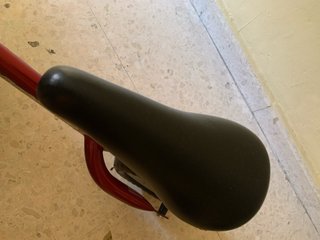 Bicicleta de equilibrio roja