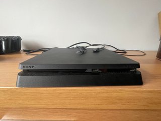 Pack PS4 1TB Slim + 3 Mandos + 4 Juegos + 2 micros