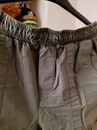 Pantalones cargo Bershka verde oliva