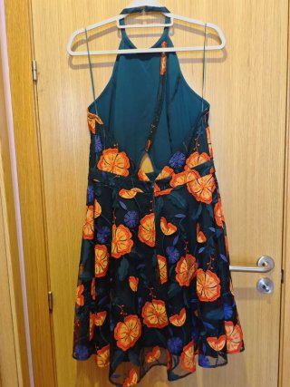 Vestido negro con flores naranjas