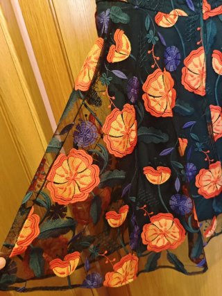 Vestido negro con flores naranjas