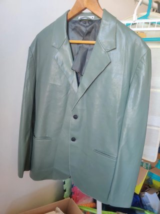 Traje cuero verde