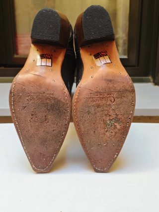 Botas de cuero marrones y doradas