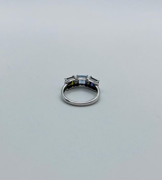 ANILLO 3 PIEDRAS DE COLORES PLATA 925. Peso: 2.12