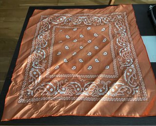 Pañuelo bandana naranja con estampado
