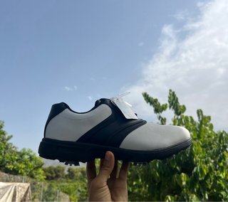 Zapatos de golf blancos y negros