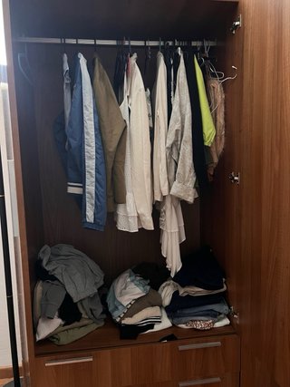 Armario y zapatero de madera