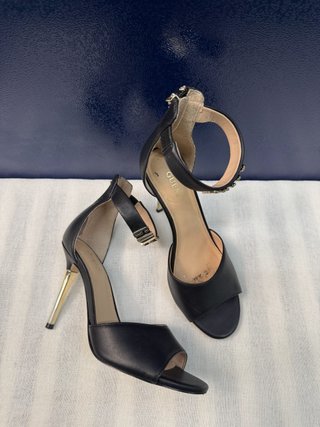 Sandalias de tacón Guess letras doradas – Negro,