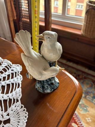 Figura de porcelana china de pájaros sobre tronco