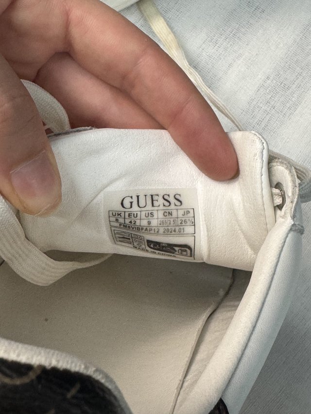 Zapatillas Guess Vibo (FM8VIBFAP12) – Blanco/4G