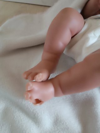 Muñeco bebé realista (pies mordidos)