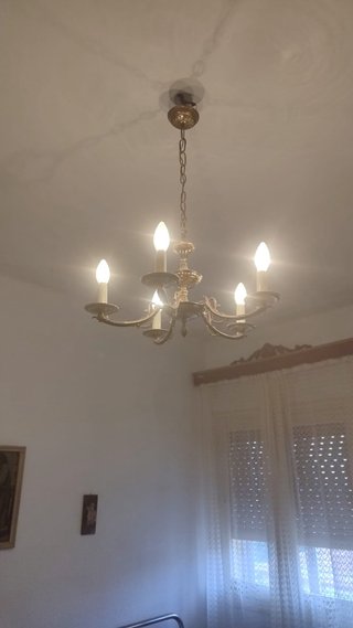 Lámpara de metal dorada